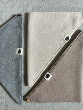Laden Sie das Bild in den Galerie-Viewer, Pine Cone Copenhagen - Leo Bib - Grey Melange