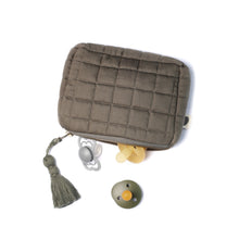 Laden Sie das Bild in den Galerie-Viewer, Pine Cone Copenhagen - Alice Nursery Bag - Four Leaf Clover