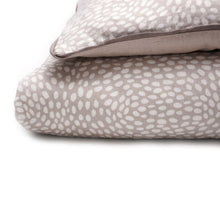 Laden Sie das Bild in den Galerie-Viewer, Pine Cone Copenhagen - Adult Bedding - 140 x 220 cm. - Herd Camel
