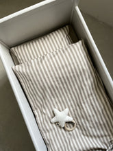 Laden Sie das Bild in den Galerie-Viewer, Pine Cone Copenhagen - Stripe Baby Bedding - Mushroom Stripe