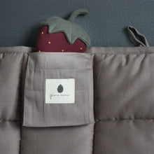 Laden Sie das Bild in den Galerie-Viewer, Pine Cone Copenhagen - Strawberry - Crinkle Toy