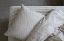 Laden Sie das Bild in den Galerie-Viewer, Pine Cone Copenhagen - Lucca Junior Bedding - Natura Dot