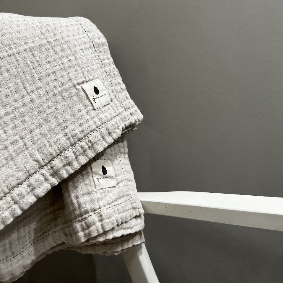 Pine Cone Copenhagen - Björk Swaddle - Natura Dot