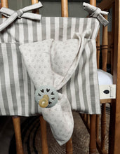 Laden Sie das Bild in den Galerie-Viewer, Pine Cone Copenhagen - Vida - Bed Pocket - Mushroom Stripe