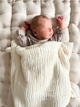 Laden Sie das Bild in den Galerie-Viewer, Pine Cone Copenhagen - Kadera - 4-layer Muslin Blanket - Cream