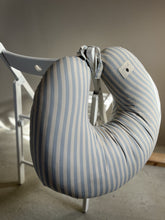 Indlæs billede til gallerivisning Pine Cone Copenhagen - Nora - Nursery Pillow - Blue Blossom Stripe