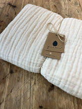 Last inn bildet i Gallery Viewer, Pine Cone Copenhagen - Kadera - 4-layer Muslin Blanket - Cream
