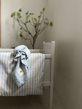 Indlæs billede til gallerivisning Pine Cone Copenhagen - Stripe Baby Bedding - Blue Blossom Stripe